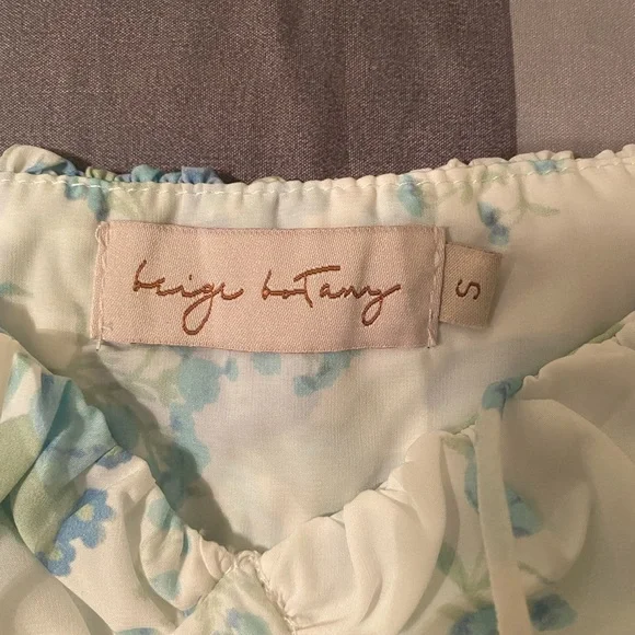 Cropped floral shirt. New, no tags. Size S. - Picture 2 of 2